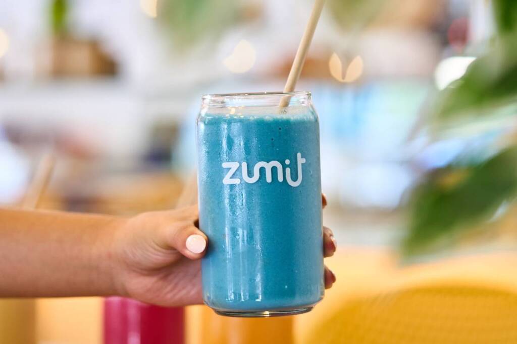 Smoothie en hosteleria de plátano, mango, melocotón, piña, leche de coco y espirulina azul