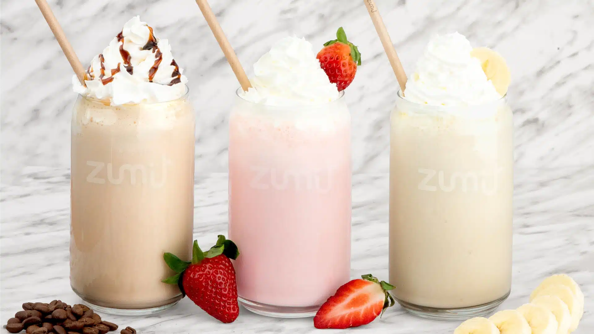 Frappés Zumit: Un Mundo de Sabores Cremosos y Refrescantes Frappés milkshakes de Zumit: Mocha, Salted Caramel, Cookies & Cream.